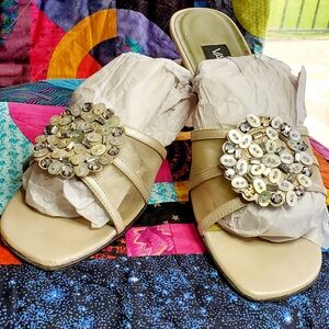 Van Eli 10M ivory Sandal with fancy mother of pearl and rhinestone detail